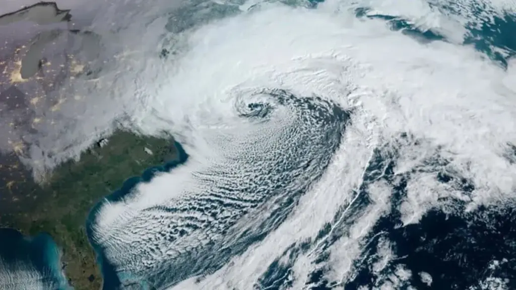 Des Images Satellites Dévoilent l&rsquo;Ampleur Impressionnante du Nor&rsquo;Easter Extrême de Cette Semaine